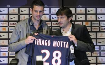 epa03088213 Italian and Brazilian midfielder Thiago Motta (L), flanked by French Ligue 1 Paris Saint-Germain's sporting director, Brazilian Leonardo (R), pose for photographs during Motta's presentation in Paris, France, 01 February 2012. Motta from Inter Milan signed to PSG for an undisclosed fee, the club said on 31 January 2012.  EPA/YOAN VALAT