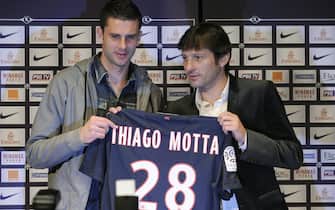epa03088213 Italian and Brazilian midfielder Thiago Motta (L), flanked by French Ligue 1 Paris Saint-Germain's sporting director, Brazilian Leonardo (R), pose for photographs during Motta's presentation in Paris, France, 01 February 2012. Motta from Inter Milan signed to PSG for an undisclosed fee, the club said on 31 January 2012.  EPA/YOAN VALAT