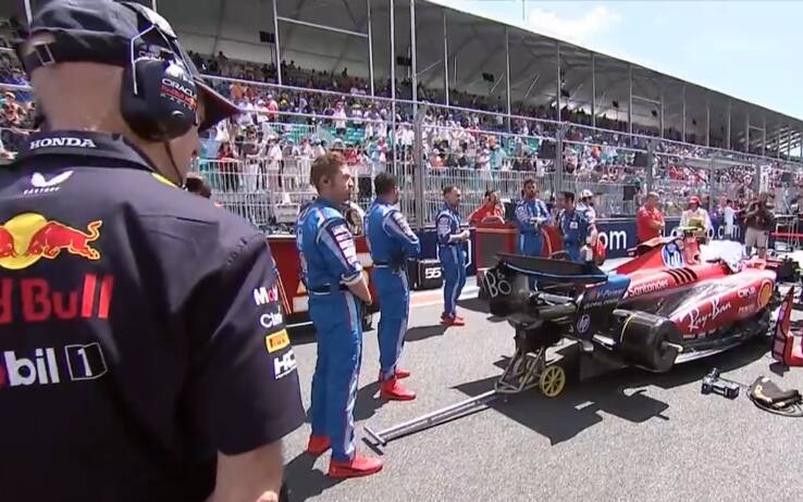 Le conseguenze del mancato utilizzo della Ferrari-Newey Vicini, L'Aston Martin Gioca L'Ultima Carta quando si avvia la propria attività
