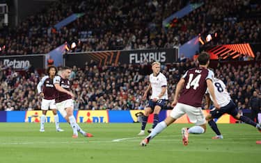 epa12405707 John McGinn of Aston Villa scores the 1-0 goal during the UEFA Europa League league phase match between Aston Villa and Bologna FC 1909, in Birmingham, Britain, 25 September 2025.  EPA/ADAM VAUGHAN