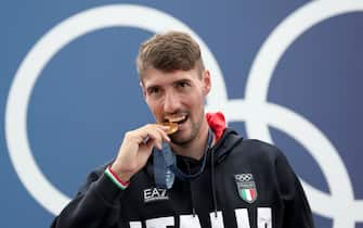 epa11516272 Giovanni de Gennaro of Italy poses with his gold medal after winning the final of the Men Kayak Single competition in the Paris 2024 Olympic Games at the Vaires-sur-Marne Nautical Stadium, in Vaires-sur-Marne, France, 01 August 2024.  EPA/ALI HAIDER