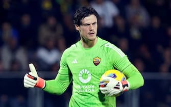 Mile Svilar goalkeeper of Roma gives a thumb up during the Serie A soccer match between Frosinone Calcio and AS Roma at Benito Stirpe stadium in Frosinone, Italy, 18 February 2024. ANSA/FEDERICO PROIETTI