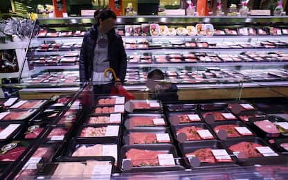MILANO 25/03/2015  -  PIAZZALE SIENA - INAUGURAZIONE NUOVO CARREFOUR 24 ORE   - SUPERMERCATO  BANCO DELLA CARNE MACELLERIA  - CRISI  CARO VITA  AUMENTO PREZZI ACQUISTI  SPESA CONSUMI ALIMENTARI -  FOTO FURLAN/NEWPRESS