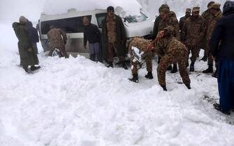 Soccorritori al lavoro in Pakistan, dopo la bufera di neve