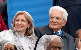 Il Presidente della Repubblica Sergio Mattarella, accompagnato dalla figlia Laura, alla cerimonia di apertura dei Giochi Olimpici, Parigi, 26 luglio 2024./// This handout picture provided by the Quirinal Press Office shows Italian President Sergio Mattarella, accompanied by his daughter Laura, attending the opening ceremony of the Paris 2024 Olympic Games, in Paris, France, 26 July 2024.
ANSA/ QUIRINAL PRESS OFFICE/ PAOLO GIANDOTTI
+++ ANSA PROVIDES ACCESS TO THIS HANDOUT PHOTO TO BE USED SOLELY TO ILLUSTRATE   NEWS REPORTING OR COMMENTARY ON THE FACTS OR EVENTS DEPICTED IN THIS IMAGE; NO   ARCHIVING; NO LICENSING +++ NPK +++