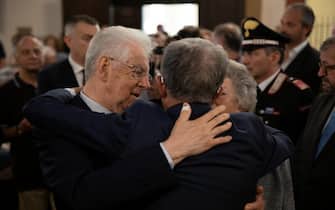 Mario Monti abbraccia insieme alla moglie Romano Prodi