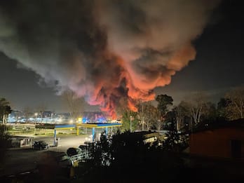 A fuoco 22 scuolabus a Roma, vasto incendio a Ostiense. FOTO