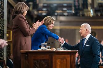 Joe Biden ha chiamato Nancy Pelosi per congratularsi con lei per la sua “leadership storica” e in una nota ha aggiunto che la democratica è stata “la Speaker più significativa della storia. Si potrà anche dimettere dal suo ruolo di leader dei democratici ma Nancy Pelosi non rinuncerà mai a proteggere la nostra sacra democrazia”, ha sottolineato Biden