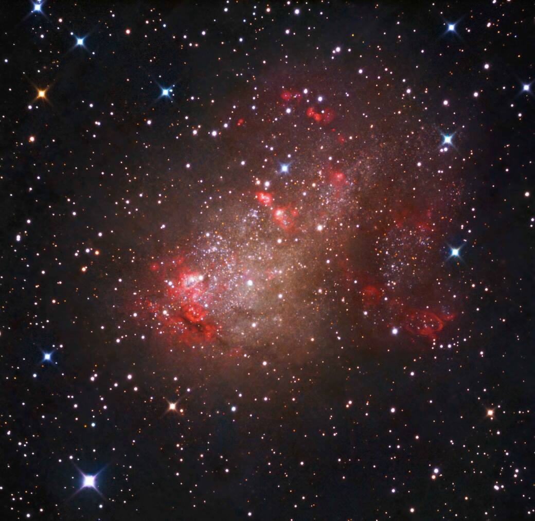 3.La_galassia_irregolare_IC_10_a_circa_2_2_milioni_di_anni_luce_dalla_Terra_11zon.jpg