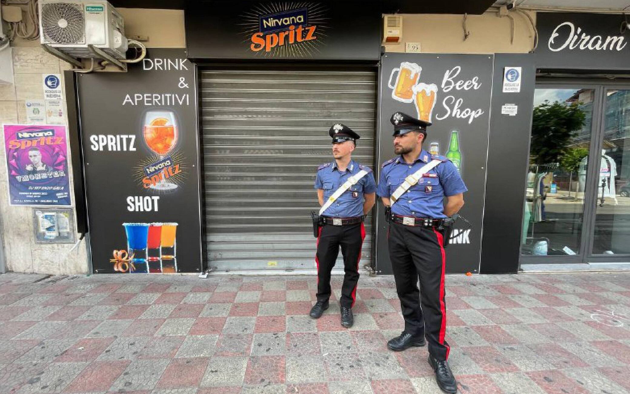 Carabinieri davanti al bar dove un uomo ha sparato contro un gruppo di giovani a Qualiano (Napoli), 29 maggio 2022. ANSA/ CESARE ABBATE