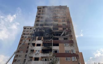 epa12172719 A general view of a building that was hit by Israeli air strikes north of Tehran, Iran, 13 June 2025. Israel confirms it has launched strikes on Iran's 'nuclear program' as blasts are heard across the country. The strikes are part of Operation Rising Lion, Israel's Prime Minister Benjamin Netanyahu said, adding Iran was a threat to "Israel's very survival".  EPA/ABEDIN TAHERKENAREH