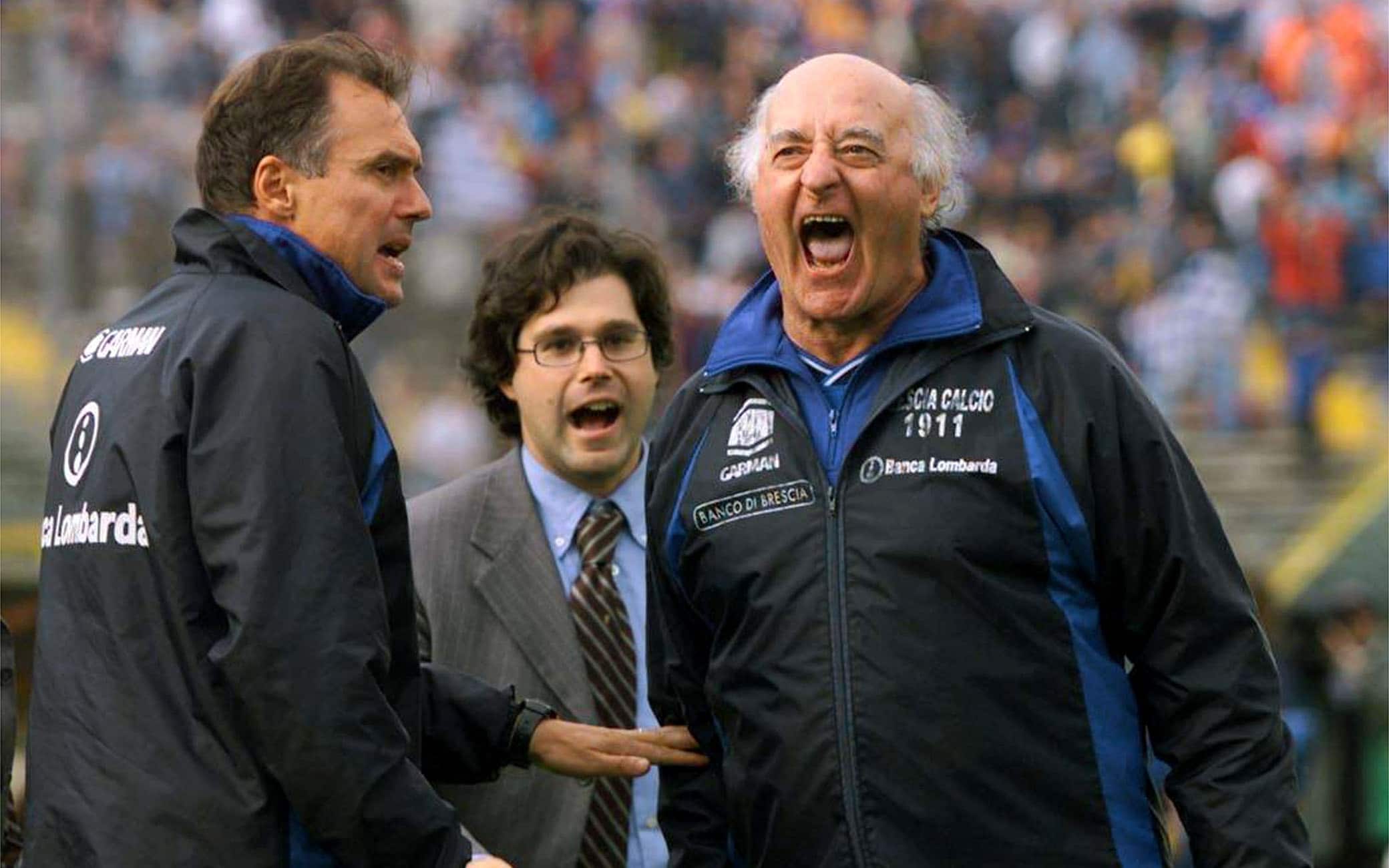 Carlo Mazzone corre verso la curva dell'Atalanta 20010930 - BRESCIA - SPR - CALCIO: MAZZONE, " RAZZISTI, OFFENDONO ROMA E MAMMA MIA " A ULTRAS ATALANTA L'AVEVO PROMESSO, SU PARI HO DETTO DI TUTTO. L'allenatore del Brescia Mazzone urla al termine della partita. MAGNI/ANSA/ON