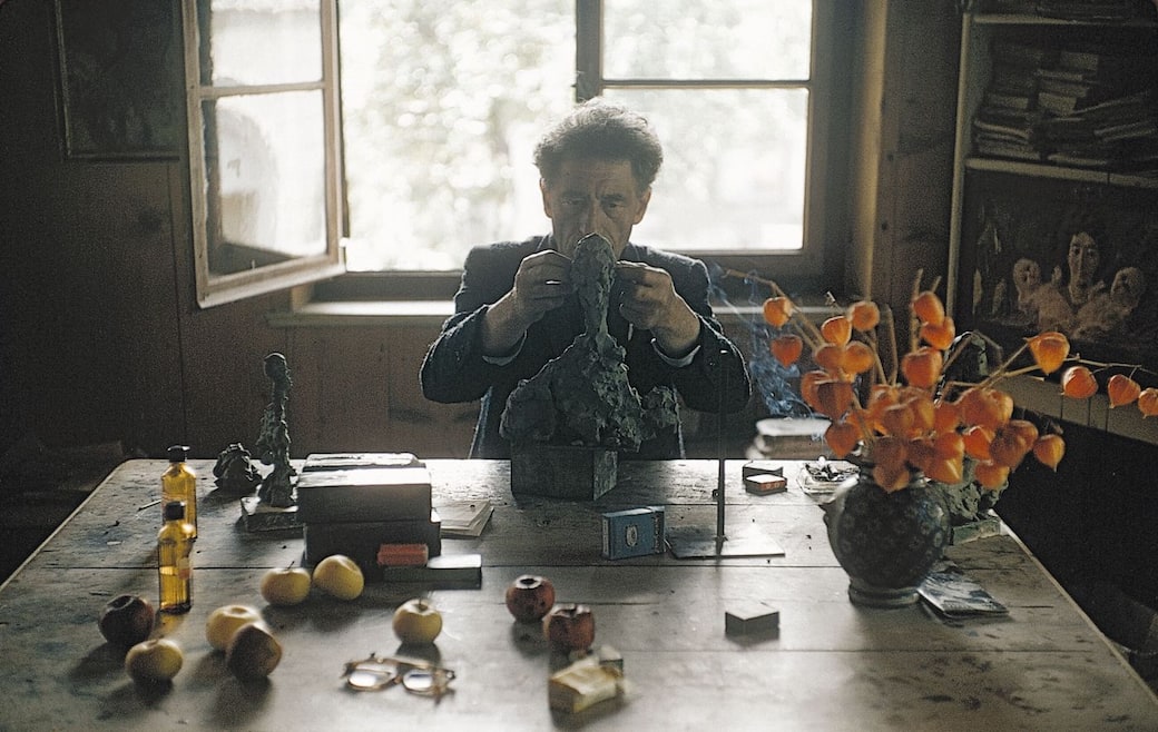 Alberto Giacometti am Arbeitstisch in Stampa (Alberto Giacometti at his worktable in Stampa) 1964 © Succession Alberto Giacometti / 2025, ProLitteris, Zurich. Photo: Ernst Scheidegger © 2025 Stiftung Ernst Scheidegger-Archiv, Zürich