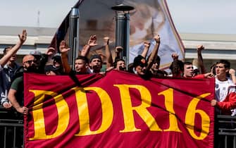 ROME, ITALY - MAY 17: A.S.Roma supporters protest against the club and against AS Roma's president James Pallotta after the decision not to renew the contract of captain Daniele De Rossi, on May 17, 2019 in Rome, Italy. The protest was held in the Eur district, just a few metres from the club's administrative headquarters. More than 1,500 supporters met up and displayed banners in support of De Rossi and against the owners. Fans asked AS Roma's American president James Pallotta to sell A.S.Roma. (Photo by Stefano Montesi - Corbis/Getty Images)