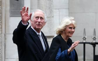 epa11112683 Britain's King Charles III (L) departs the London Clinic with Queen Camilla (R) In London, Britain, 29 January 2024. King Charles III left hospital following treatment for an enlarged prostate.  EPA/ANDY RAIN