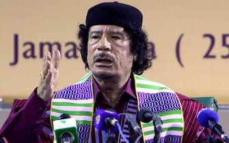 epa01470597 Libyan leader Muammar Gaddafi wearing an African tribal outfit attends the opening session of The Forum of Traditional Kings, Sultans, Princes and Sheikhs of Tribes in Africa in Benghazi, Libya, 29 August 2008.  About 200 tribal chiefs from Africa gathered in Libya, according to local media reports, Kadhafi called his guests to  "  put pressure on their governments to move towards the unification of Africa and the creation of the United States of Africa " .  EPA/SABRI EL MHEDWI