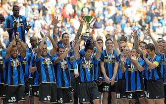 Inter Milan's Portuguese midfielder Luis Figo lifts the trophy to celebrate the 17th Italian serie A football championship, "scudetto", at the end of the Serie A football match Inter Milan vs Atalanta at San Siro Stadium in Milan on May 31, 2009. AFP PHOTO / GIUSEPPE CACACE (Photo credit should read GIUSEPPE CACACE/AFP via Getty Images)