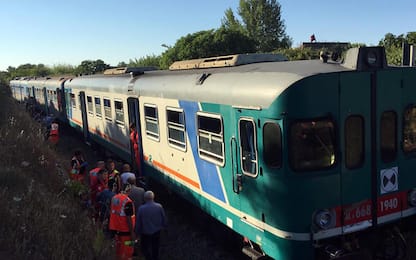 Scontro tra treni in Salento, 15 feriti. "Convoglio partito col rosso"