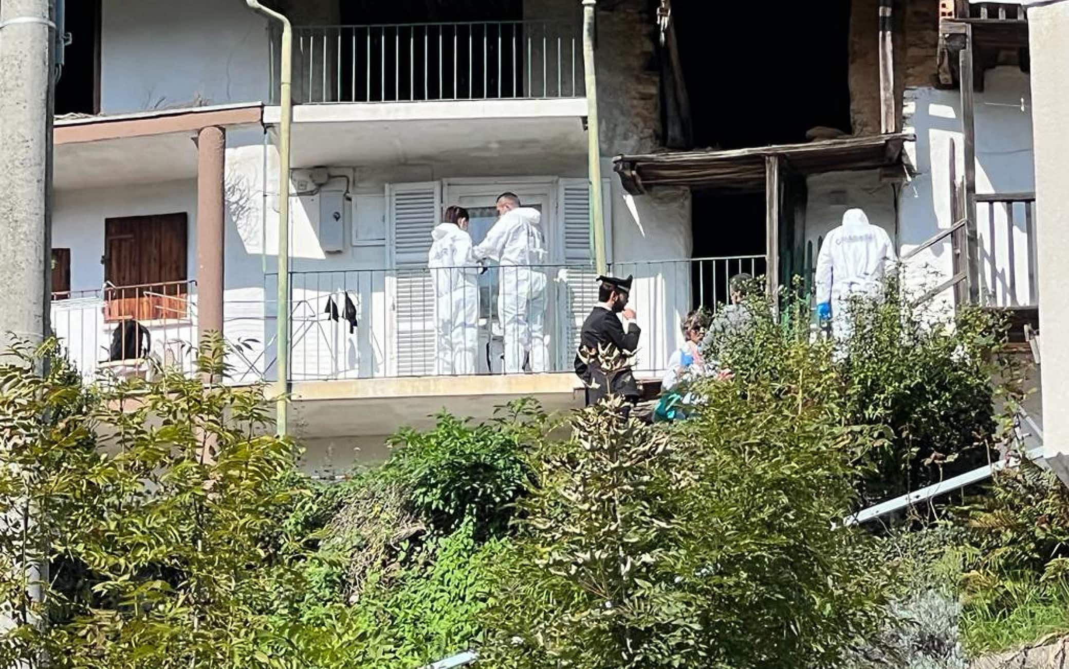 I carabinieri nella casa di una borgata di bassa montagna a Giaveno (Torino) dove un uomo di circa 70 anni è stato trovato morto con fratture alla testa, 30 settembre 2023. Il corpo è stato scoperto al suo rientro a casa dalla compagna della vittima; la casa era a soqquadro.
ANSA/ ANDREA DOI