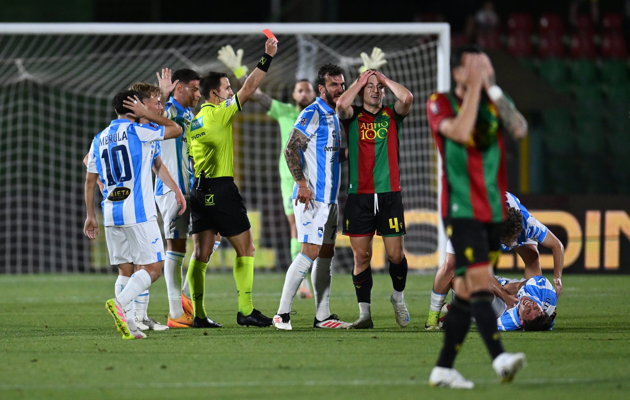 L'espulsione di Vallocchia Referee Andrea Zanotti send off Andrea Vallocchia of Ternana Calcio he Serie C NOW Playoffs Match between Pescara Calcio and L.R. Vicenza at Stadio Libero Liberati, on June 2, 2025 in Terni, Italy.
