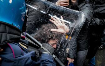 Corteo degli studenti universitari per protestare sotto il castello del Valentino dove svolge la conferenza degli Addetti scientifici e spaziali e degli Esperti agricoli. Torino 23 aprile 2024 ANSA/TINO ROMANO