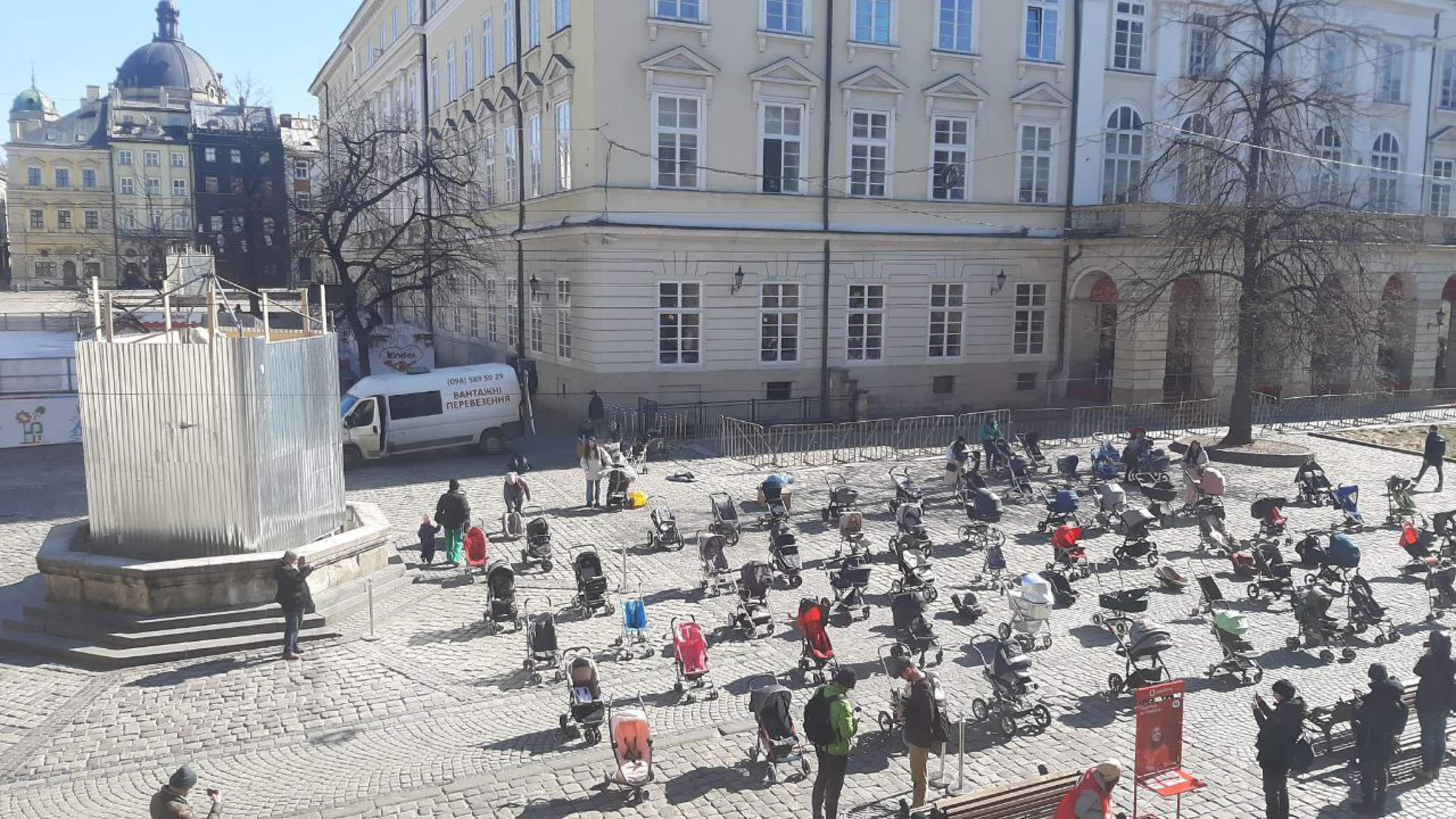 Centonove passeggini vuoti distribuiti su sei file per dire basta all'uccisione di bambini. Nella centrale piazza del mercato, a Leopoli, gli ucraini hanno inscenato questa silenziosa protesta per denunciare, ancora una volta, le bombe sui civili da parte dell'esercito russo, Leopoli, 18 Marzo 2022. ANSA/MICHELE ESPOSITO