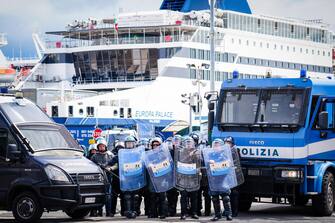 Manifestazione studentesca contro il G7 dei ministri degli esteri e in solidarietà con il popolo palestinese.  Napoli 19 Aprile 2024. ANSA/CESARE ABBATE