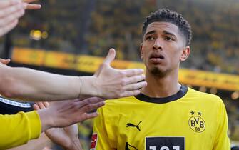 epa10657936 Jude Bellingham of Borussia Dortmund shakes hands with fans after the German Bundesliga match between Borussia Dortmund and Mainz 05 in Dortmund, Germany, 27 May 2023. The match ended 2-2 and both Bayern Munich and Borussia Dortmund finished the season on 71 points but Bayern won the title due to better goal difference.  EPA/FRIEDEMANN VOGEL (ATTENTION: The DFL regulations prohibit any use of photographs as image sequences and/or quasi-video.)