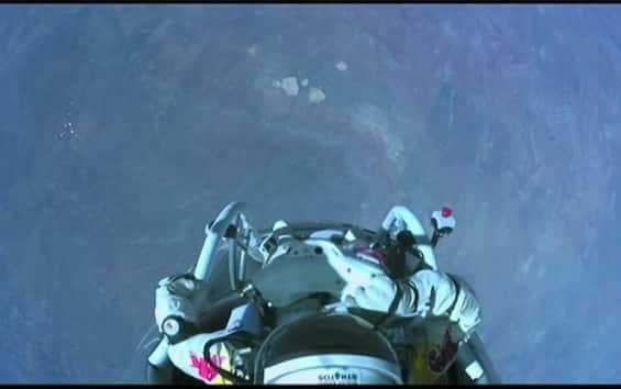 https://static.sky.it/editorialimages/7ddf429d1e2781483cfae7ef71ce0439fd965821/skysport/it/altri-sport/video/2025/07/17/baumgartner-lancio-stratosfera-video/baumgartner_stratosfera_screen.jpg?im=Resize,width=565