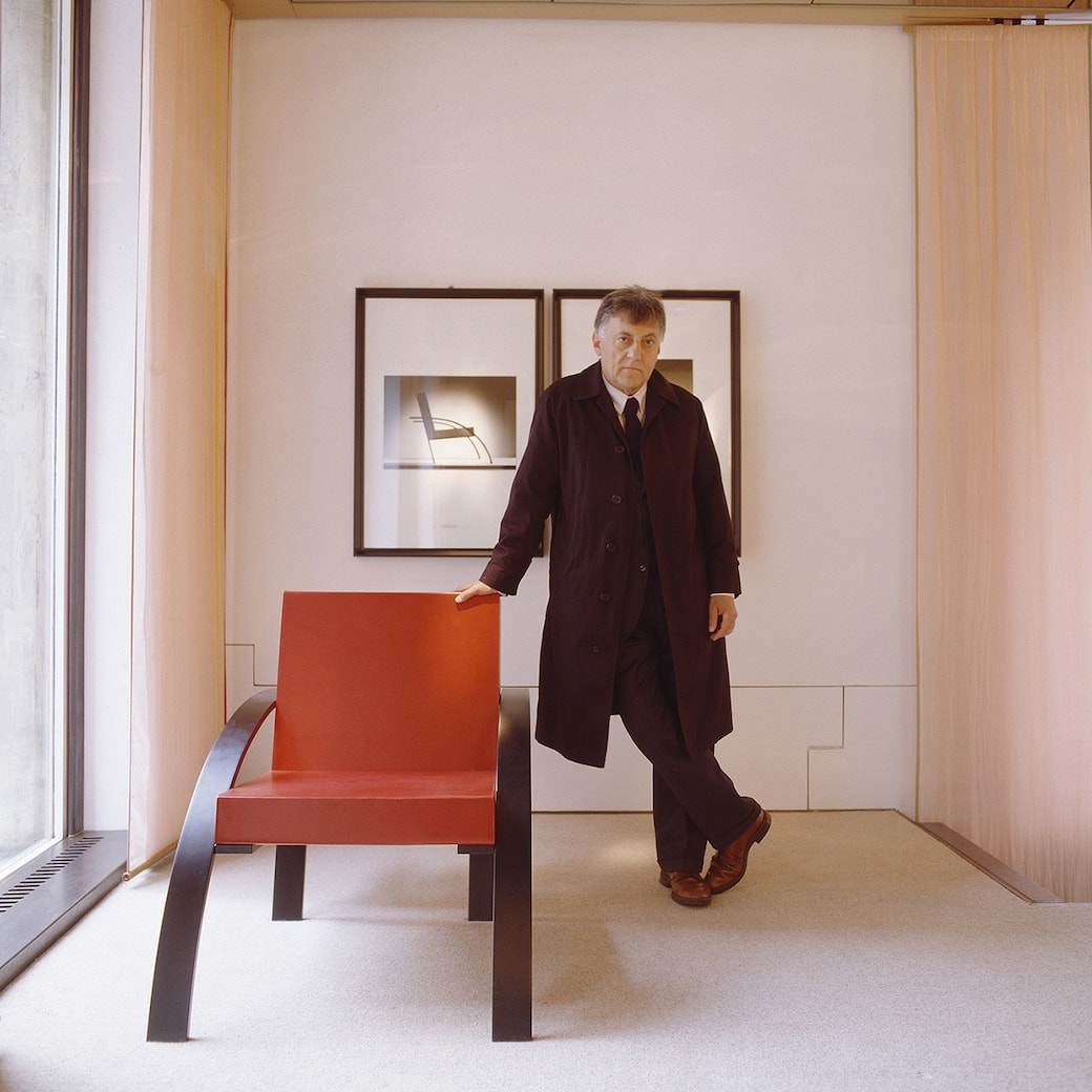 Aldo_Rossi_e_la_poltrona_Parigi_per_UniFor_1989._©_Federico_Brunetti._Courtesy_Federico_Brunetti.jpg