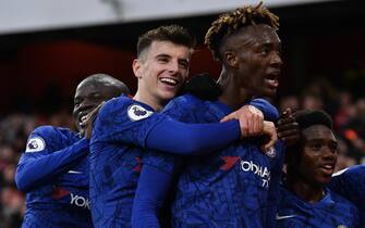 epa08093959 Chelsea's Tammy Abraham (2-R) celebrates with team mate Mason Mount (2-L) after scoring the 2-1 lead during the English Premier League soccer match between Arsenal FC and Chelsea FC held at the Emirates stadium in London, Britain, 29 December 2019.  EPA/NEIL HALL EDITORIAL USE ONLY.  No use with unauthorized audio, video, data, fixture lists, club/league logos or 'live' services. Online in-match use limited to 120 images, no video emulation. No use in betting, games or single club/league/player publications.