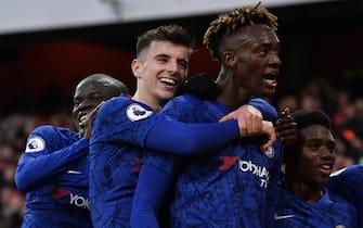 epa08093959 Chelsea's Tammy Abraham (2-R) celebrates with team mate Mason Mount (2-L) after scoring the 2-1 lead during the English Premier League soccer match between Arsenal FC and Chelsea FC held at the Emirates stadium in London, Britain, 29 December 2019.  EPA/NEIL HALL EDITORIAL USE ONLY.  No use with unauthorized audio, video, data, fixture lists, club/league logos or 'live' services. Online in-match use limited to 120 images, no video emulation. No use in betting, games or single club/league/player publications.