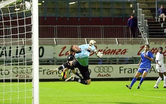 Como incontro di calcio campionato serie B COMO-CATANIA il goal di Oliveira ( a destra nella foto ) al primo minuto del primo tempo