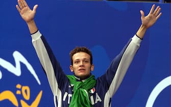 Il nuotatore Domenico Fioravanti esulta sul podio dopo aver conquistato la medaglia d'oro nei 200 metri rana alle Olimpiadi di Sydney, in una immagine del 20 settembre 2000.
ANSA/FILIPPO MONTEFORTE