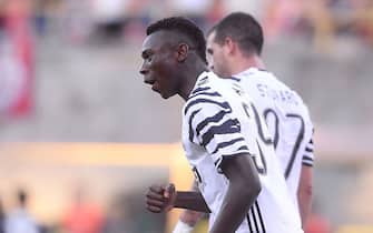 BOLOGNA, ITALY - MAY 27:  Moise Kean of Juventus FC celebrates after scoring his team's second goal during the Serie A match between Bologna FC and Juventus FC at Stadio Renato Dall'Ara on May 27, 2017 in Bologna, Italy.  (Photo by Mario Carlini / Iguana Press/Getty Images)