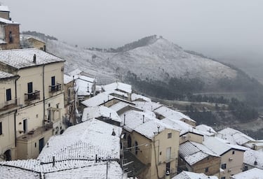 Spolverata di neve nel Subappenino Dauno nel paese di Sant'Agata di Puglia (Fg) a 800 metri, 20 gennaio 2024. ANSA/ FRANCO CAUITILLO