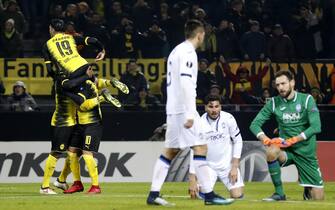 epa06529752 Michy Batshuayi (L) celebrates scoring the third goal with his team during the UEFA Europa League round of 32, first leg soccer match between Borussia Dortmund and Atalanta Bergamo, in Dortmund, Germany, 15 February 2018.  EPA/FRIEDEMANN VOGEL