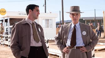 L to R: Benny Safdie is Edward Teller and Cillian Murphy is J. Robert Oppenheimer in OPPENHEIMER, written, produced, and directed by Christopher Nolan.