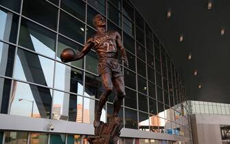 ATLANTA, GA - MARCH 6: The statue of Dominique Wilkins before a game between the Cleveland Cavaliers and Atlanta Hawks on March 6, 2015 at Philips Arena in Atlanta, Georgia.  NOTE TO USER: User expressly acknowledges and agrees that, by downloading and/or using this Photograph, user is consenting to the terms and conditions of the Getty Images License Agreement. Mandatory Copyright Notice: Copyright 2015 NBAE (Photo by Gregory Shamus/NBAE via Getty Images)