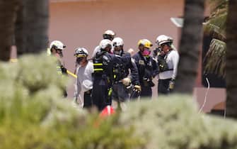 I soccorritori al lavoro vicino al palazzo crollato a Surfside