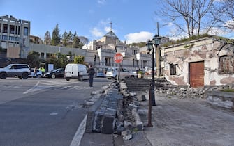 Catania, Pisano, frazione di Zafferana Etnea, i primi soccorsi dopo il terremoto di magnitudo 4.8 delle 03:19 del mattino. Tutta l'area dell'Etna interessata da uno sciame sismico già da diversi giorni a seguito dell'eruzione è stata colpita da un forte terremoto nelle prime ore del mattino che ha causato molti danni e circa 30 feriti lievi. 26/12/2018, Catania, Italia