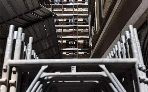 incidente sul lavoro operaio di 24 anni precipita e muore in un cantiere a milano