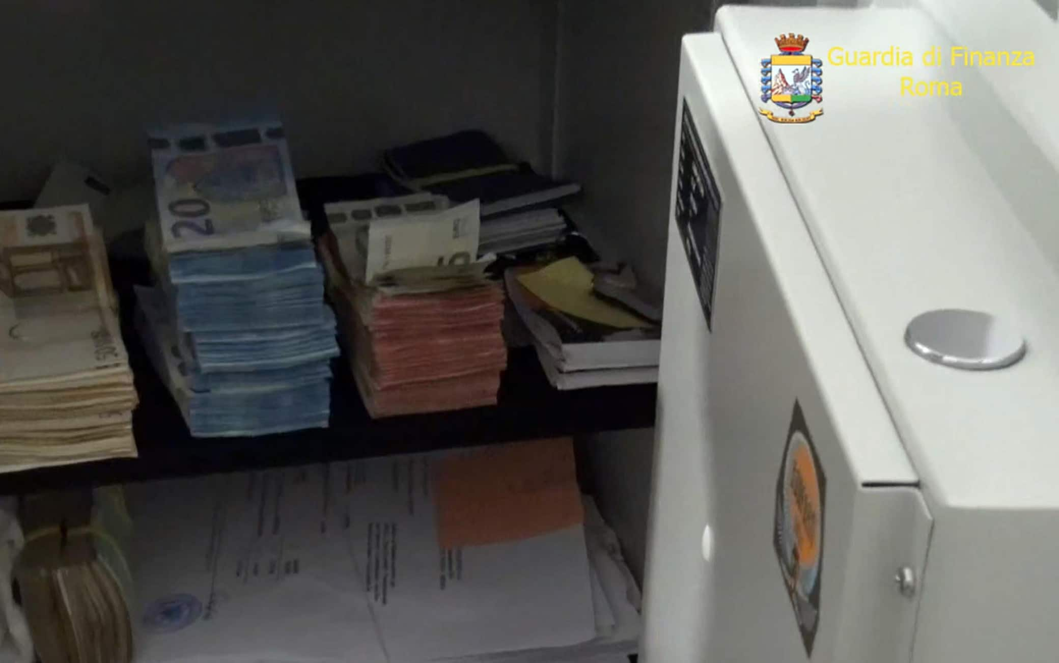 Maxi confisca di beni da 300 milioni di euro, 23 dicembre 2020. I Carabinieri e i Finanzieri dei Comandi Provinciali di Roma hanno eseguito un decreto di confisca di beni, emesso dalla Sezione Specializzata Misure di Prevenzione del Tribunale di Roma su richiesta della locale Direzione Distrettuale Antimafia, nei confronti di Gaetano Vitagliano, Andrea Scanzani e di una
terza persona, in qualità di erede. Il provvedimento trae origine dall'indagine "Babylonia", condotta dai Carabinieri del Nucleo Investigativo di Roma e conclusa nel giugno 2017 con l'ordinanza di custodia cautelare a carico di 23 persone ritenute responsabili, a vario titolo, di appartenere a due distinte associazioni per delinquere finalizzate all'estorsione, usura, riciclaggio, impiego di denaro, beni o utilità di provenienza illecita, fraudolento trasferimento di beni e valori.
ANSA/ UFFICIO STAMPA
+++ ANSA PROVIDES ACCESS TO THIS HANDOUT PHOTO TO BE USED SOLELY TO ILLUSTRATE NEWS REPORTING OR COMMENTARY ON THE FACTS OR EVENTS DEPICTED IN THIS IMAGE; NO ARCHIVING; NO LICENSING +++