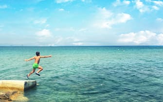 bambini mare tuffo acqua