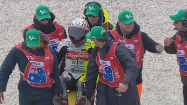 Bezzecchi accompagnato in barella