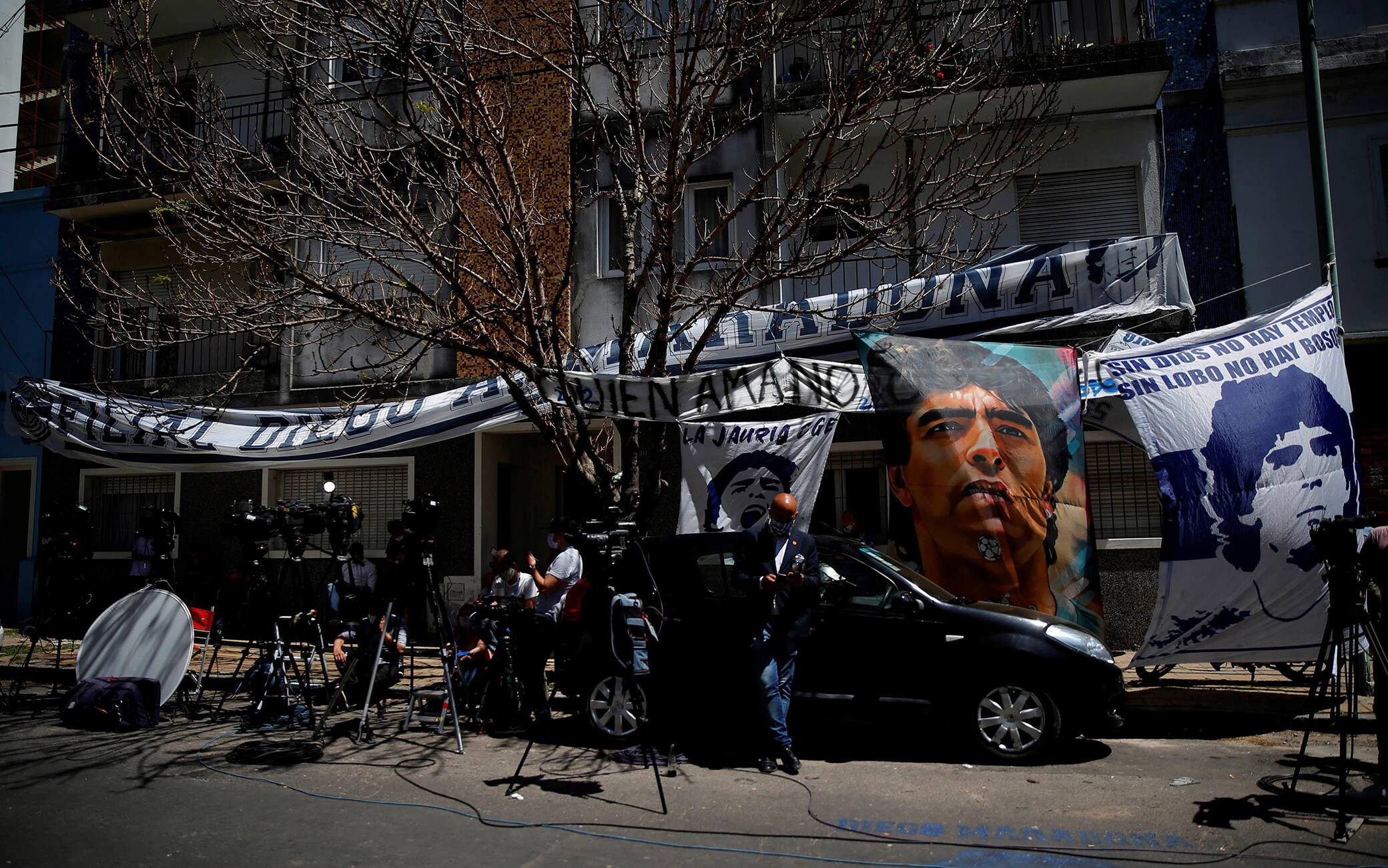 epa08796066 Fans wait outside the IPENSA medical clinic, after Diego Maradona was admitted in that institution in La Plata, Argentina, 03 November 2020. Maradona is 'totally conscious' and he already 'wants to go' from the hospital where he was admitted on 02 November due to a 'low mood', said Leopoldo Luque, one of his doctors.  EPA/DEMIAN ALDAY ESTEVEZ