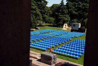 Fase 3 , ultimi preparativi per il cinema e teatro all' aperto nel giardino della Triennale di Milano