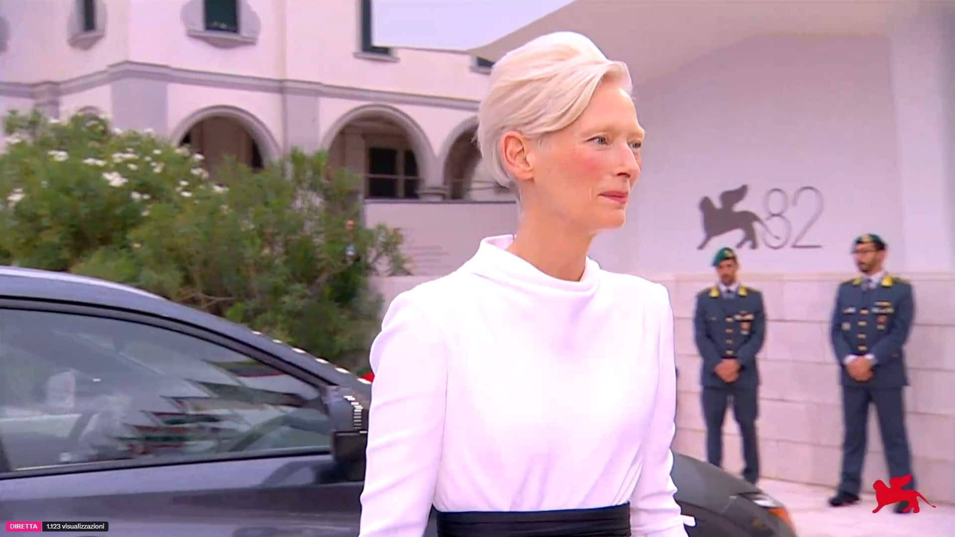 Tilda Swinton sul red carpet inaugurale di Venezia 82