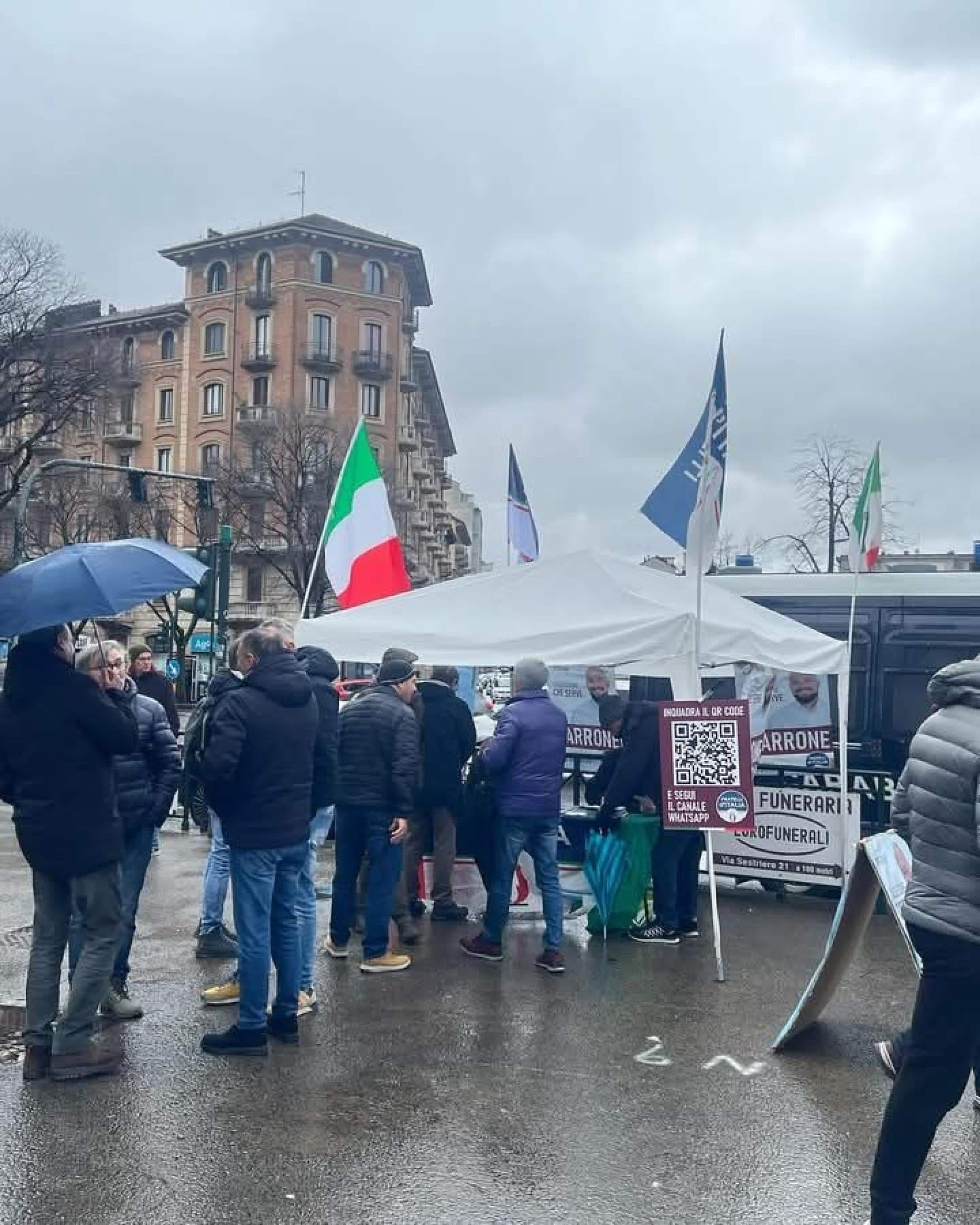 "Una decina di militanti antagonisti ha tentato di impedire con la violenza un gazebo di Fratelli d'Italia a Torino in corso Racconigi". E' quanto denuncia il partito con un comunicato. "I centri sociali antagonisti - afferma Stefano Bolognesi, consigliere nella circoscrizione 3 - hanno assaltato violentemente un nostro gazebo, tentando di rubare materiale e bandiere e aggredendo i militanti. Ringrazio le forze dell'ordine presenti per essere intervenute immediatamente e avere interrotto la violenza schierando il reparto celere", 11 gennaio 2025.   NPK   Facebook / Stefano Bolognesi   +++ ATTENZIONE LA FOTO NON PUO' ESSERE PUBBLICATA O RIPRODOTTA SENZA L'AUTORIZZAZIONE DELLA FONTE DI ORIGINE CUI SI RINVIA +++   +++ NO SALES; NO ARCHIVE; EDITORIAL USE ONLY +++