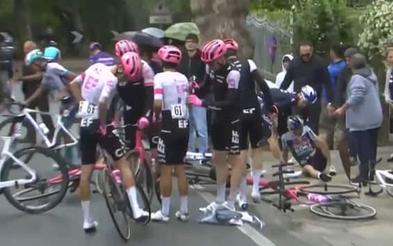 Maxi caduta al Giro: ritiro per Hindley